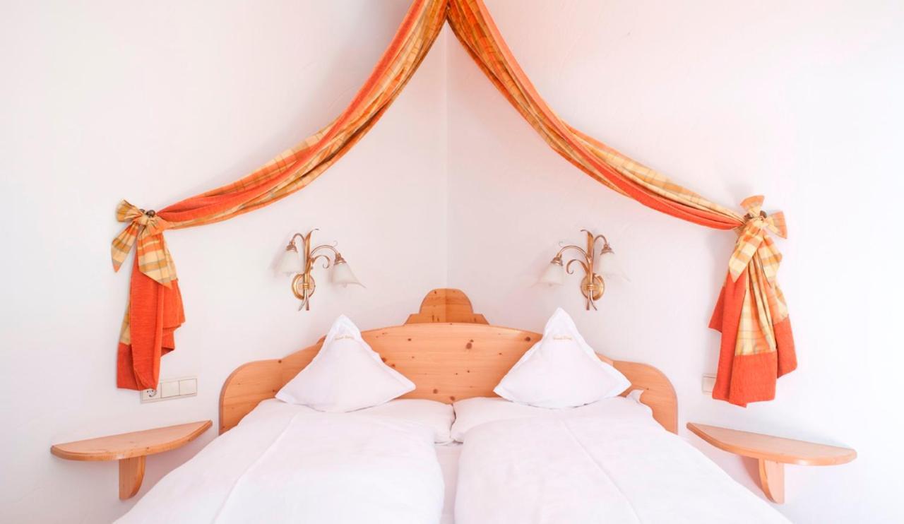 Hotel Strobl Sexten Ruang foto
